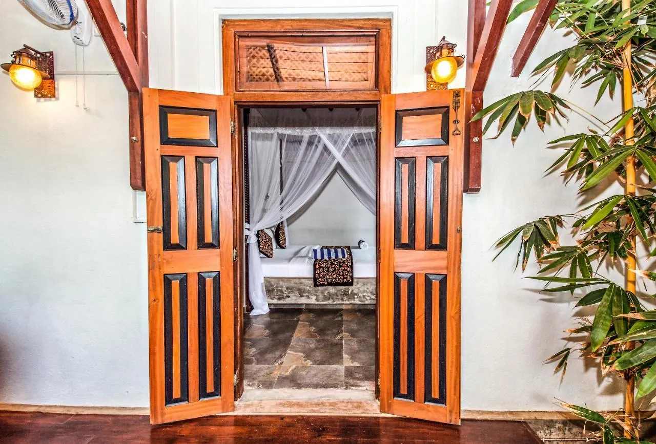 Hotel Waterland Negombo 5*,